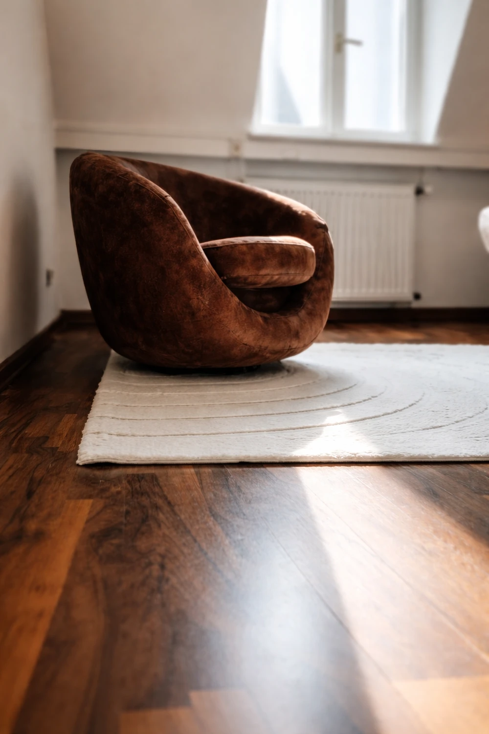 J´ARCADIA´N - International Neurosurgical Consulting - This is a modern upholstered accent chair or lounge chair, similar to designs available from local furniture retailers like Keel or Homelo.